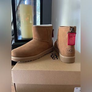 Ugg classic mini logo zip boot